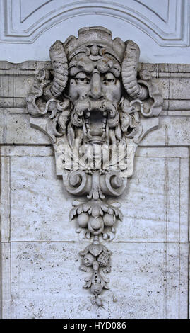 Edificio del castello è decorato con pietra intagliata faccia. Foto Stock