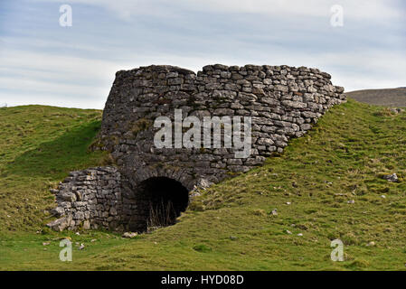 Derelitti fornace di calce. Cappella-le-Dale vicino Ingleton. Yorkshire Dales National Park, England, Regno Unito, Europa. Foto Stock