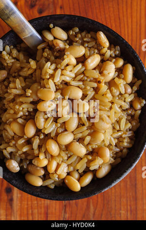 Marrone riso integrali con fagioli bianchi o Fagioli navy e la quinoa in una ceramica giapponese ciotola sani un ad alto contenuto di fibre alternativa al riso in bianco Foto Stock