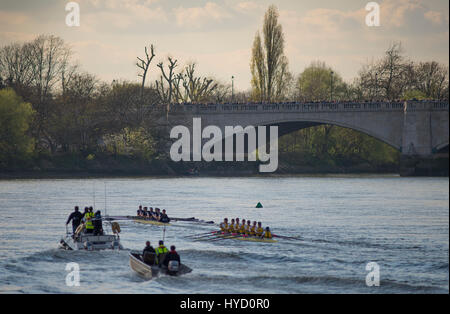 Il 2 aprile 2017. Il 2017 riserva Mens Boat Race, ISIS Goldie gara. Credito: Malcolm Park/Alamy. Foto Stock