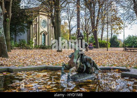 Fontana e il XIX secolo Carlos Alberto Cappella in Crystal Palace Gardens (Jardins do Palacio de Cristal) nella città di Porto in Portogallo Foto Stock