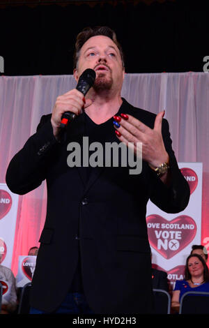 Attore e comico Eddie Izzard introduce gli altoparlanti di un pro-europea meglio insieme campaign rally in Glasgow alla vigilia del sondaggio in scozzese referendum di indipendenza Foto Stock