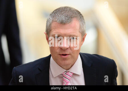 Scottish Liberal Democratici leader Willie Rennie fa il suo modo alla camera del parlamento scozzese di ascoltare il primo ministro Alex Salmond della dichiarazione di MSP in seguito alla scozzese referendum di indipendenza e la sua decisione di stare giù Foto Stock