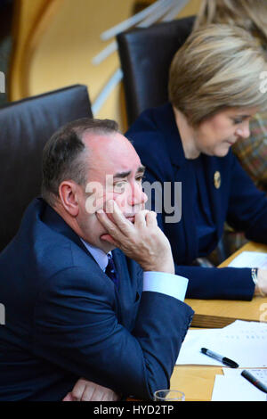 Del primo ministro di Scozia Alex Salmond si siede accanto al suo vice Nicola storione, ampiamente previsto a succedergli, dopo la sua dichiarazione di MSP in seguito alla scozzese referendum di indipendenza e la sua decisione di stare giù Foto Stock