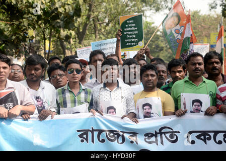 Kolkata, India. 03 apr, 2017. TMC rallued attivista targhetta wuth e gridare slogan contro il governo dell'Unione.a sud di Kolkata Trinamool Congresso Comitato Yuva detiene un rally a protestare contro il governo dell'Unione?s privazioni economiche e impegnativa arresto di B.J.P, il Congresso e C.P.I.(M) leader coinvolgendo in Narada, Sarada e altri chit fund truffa in Kolkata. Credito: Saikat Paolo/Pacific Press/Alamy Live News Foto Stock