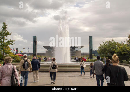Copenhagen, Danimarca - 02 Settembre 2016: la gente camminare verso la Royal Danish Opera House di Copenhagen Danimarca su un nuvoloso giorno d'estate. Fuori di grandi dimensioni Foto Stock