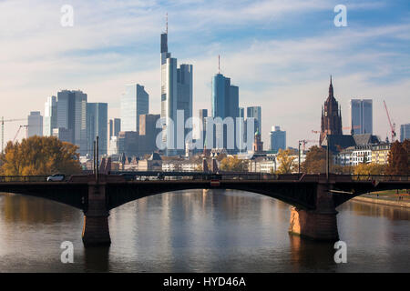 Germania, Hesse, Francoforte, vista sul fiume Main per i grattacieli del quartiere finanziario il Kaiserdom cathral, Ignatz-Bubis bridge. Foto Stock