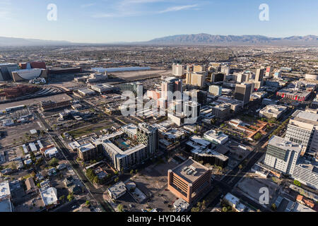 Las Vegas, Nevada, Stati Uniti d'America - 13 Marzo 2017: Veduta aerea del centro di Las Vegas edifici e strade. Foto Stock