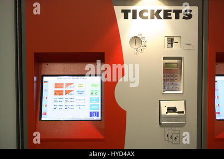 DEU, la Germania, la zona della Ruhr, Bochum, stazione metropolitana Lohring, ticket machine Foto Stock