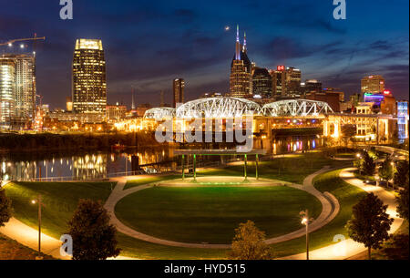 Twilight su Cumberland Park e la skyline di Nashville, Tennessee, Stati Uniti d'America Foto Stock