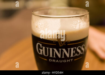 Dublino, Irlanda - pinta di Guinness Stout birra alla spina. Foto Stock