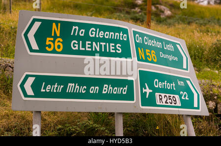 DONEGAL, Irlanda - Bilngual cartello stradale, in inglese e in gaelico. Foto Stock