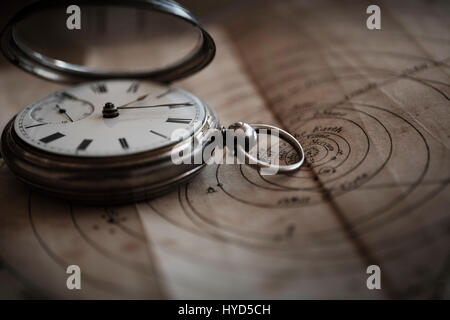 Orologio antico sul diagramma Foto Stock
