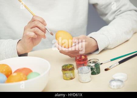 Donna preparazione e morire le uova di Pasqua Foto Stock