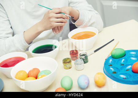 Donna preparazione e morire le uova di Pasqua Foto Stock