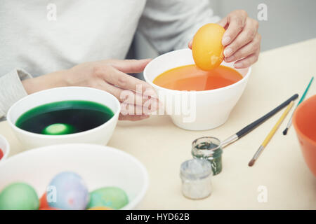 Donna preparazione e morire le uova di Pasqua Foto Stock