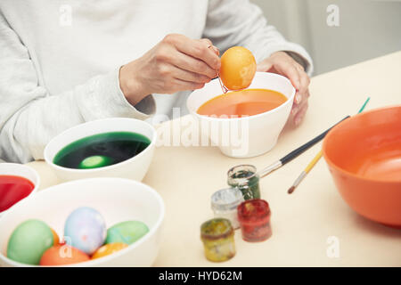 Donna preparazione e morire le uova di Pasqua Foto Stock