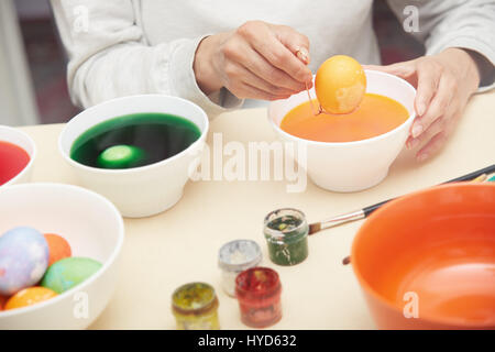 Donna preparazione e morire le uova di Pasqua Foto Stock