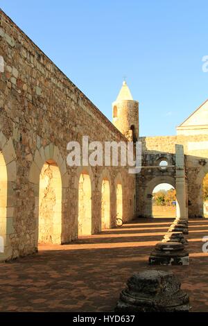 Pomeriggio interno immagine alla luce della ex-monastero di Santiago Apóstol, Oaxaca, Messico Foto Stock