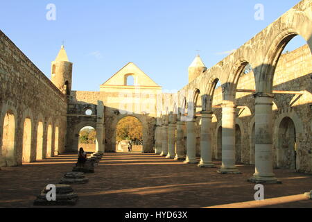 Pomeriggio interno immagine alla luce della ex-monastero di Santiago Apóstol, Oaxaca, Messico Foto Stock