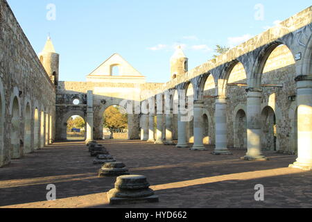 Interno sera immagine alla luce della ex-monastero di Santiago Apóstol, Oaxaca, Messico. Foto Stock