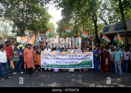 Kolkata, India. 03 apr, 2017. TMC rallued attivista targhetta wuth e gridare slogan contro il governo dell'Unione.a sud di Kolkata Trinamool Congresso Comitato Yuva detiene un rally a protestare contro il governo dell'Unione?s privazioni economiche e impegnativa arresto di B.J.P, il Congresso e C.P.I.(M) leader coinvolgendo in Narada, Sarada e altri chit fund truffa in Kolkata. Credito: Saikat Paolo/Pacific Press/Alamy Live News Foto Stock