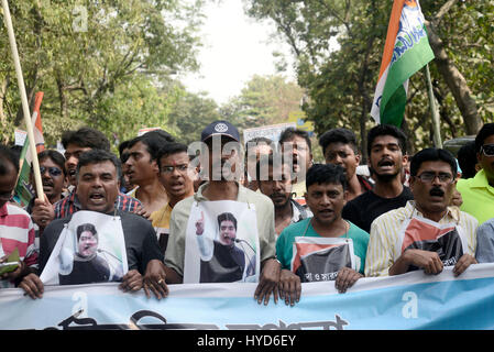 Kolkata, India. 03 apr, 2017. TMC rallued attivista targhetta wuth e gridare slogan contro il governo dell'Unione.a sud di Kolkata Trinamool Congresso Comitato Yuva detiene un rally a protestare contro il governo dell'Unione?s privazioni economiche e impegnativa arresto di B.J.P, il Congresso e C.P.I.(M) leader coinvolgendo in Narada, Sarada e altri chit fund truffa in Kolkata. Credito: Saikat Paolo/Pacific Press/Alamy Live News Foto Stock