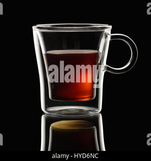 Caffè Espresso in coppa trasparente su sfondo nero Foto Stock