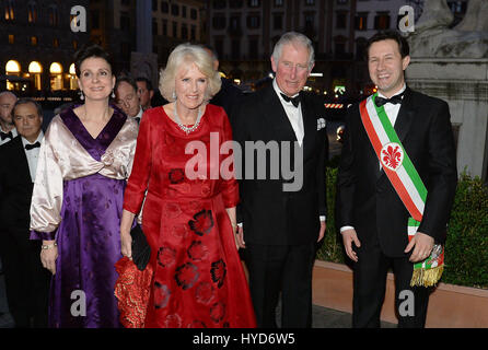 Il Principe di Galles e la duchessa di Cornovaglia con il Sindaco di Firenze, Dario Nardella (destra) e sua moglie Chiara Lanni (sinistra), arrivano a una cena di gala presso il Palazzo Vecchio della città di Firenze, Italia. Foto Stock