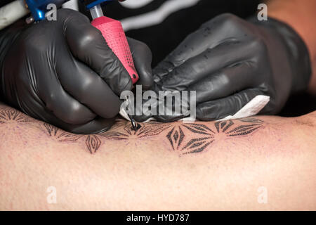 Artista è rendere il tatuaggio close up Foto Stock