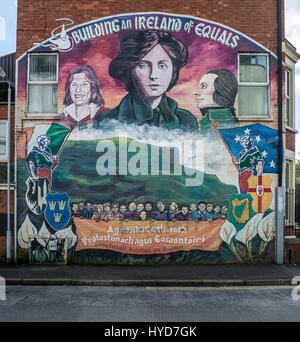 La costruzione di un'Irlanda di Equals murale a Belfast nord Foto Stock