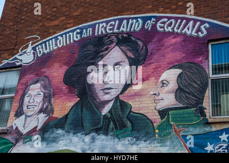 La costruzione di un'Irlanda di Equals murale a Belfast nord Foto Stock