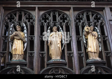 Oro e argento Statue in legno nella Cattedrale di Salisbury Foto Stock