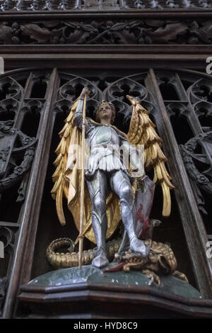 Oro e Argento statua lignea di San Geoge nella Cattedrale di Salisbury Foto Stock
