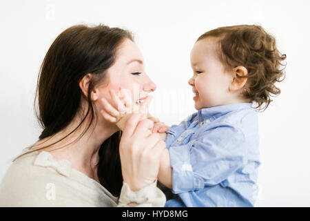 Madre che gioca con figlio (4-5) Foto Stock