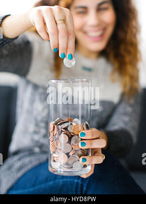 Donna di risparmio di denaro Foto Stock