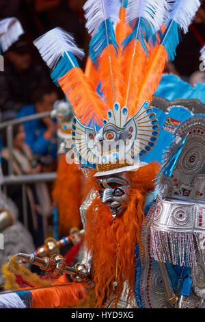 Masked Morenada ballerini in costumi ornati a sfilare attraverso la città mineraria di Oruro sull'altipiano della Bolivia durante il carnevale annuale. Foto Stock