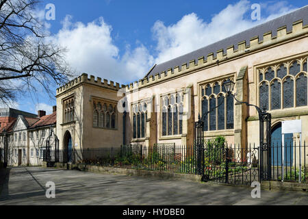 St James Priory con portico sud & Walsingham House al di là di Broadmead, Bristol Foto Stock