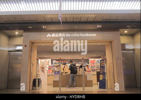 La gente visita Eslite book store la stazione di Taipei a Taipei Taiwan. Eslite è uno dei maggiori dettaglianti catene librarie di Taiwan. Foto Stock