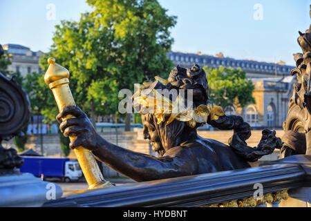 Parigi, Francia - 18 Maggio 2015: Alexander III Bridge a Parigi, Francia, ninfa della Senna, il frammento della centrale di elemento decorativo del ponte, sym Foto Stock