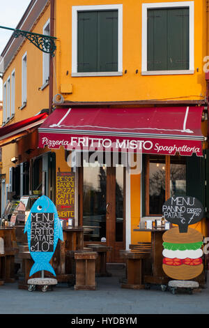 Un ristorante nell'isola di Burano, Venezia, Italia. Foto Stock