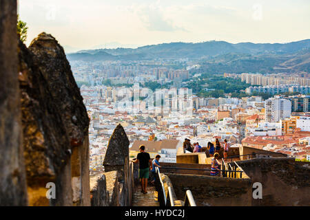 Malaga, Spagna - 08 Settembre 2015: muri del cortile del Castillo de Gibralfaro e vista della zona residenziale di Malaga, Costa del Sol, Andalusia, Spa Foto Stock
