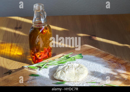 Focaccia italiana con olive e rosmarino Foto Stock