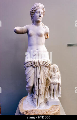 Statua in marmo di Venere Ansotica con Priapo con iscrizione votiva, da Aenona (NIN), Split Museo Archeologico Croazia Foto Stock