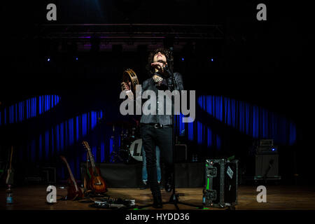 Milano, Italia. 03 apr, 2017. American pop cantante e cantautore LP, nome reale Laura Pergolizzi, sul palco durante il suo concerto a Alcatraz. Credito: Mairo Cinquetti/Pacific Press/Alamy Live News Foto Stock