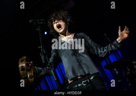 Milano, Italia. 03 apr, 2017. American pop cantante e cantautore LP, nome reale Laura Pergolizzi, sul palco durante il suo concerto a Alcatraz. Credito: Mairo Cinquetti/Pacific Press/Alamy Live News Foto Stock