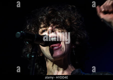 Milano, Italia. 03 apr, 2017. American pop cantante e cantautore LP, nome reale Laura Pergolizzi, sul palco durante il suo concerto a Alcatraz. Credito: Mairo Cinquetti/Pacific Press/Alamy Live News Foto Stock