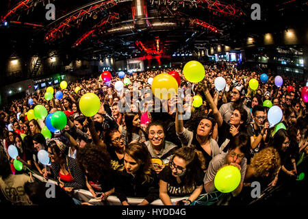 Milano, Italia. 03 apr, 2017. American pop cantante e cantautore LP, nome reale Laura Pergolizzi, sul palco durante il suo concerto a Alcatraz. Credito: Mairo Cinquetti/Pacific Press/Alamy Live News Foto Stock