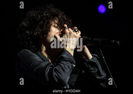 Milano, Italia. 03 apr, 2017. American pop cantante e cantautore LP, nome reale Laura Pergolizzi, sul palco durante il suo concerto a Alcatraz. Credito: Mairo Cinquetti/Pacific Press/Alamy Live News Foto Stock
