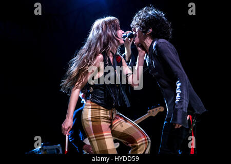 Milano, Italia. 03 apr, 2017. American pop cantante e cantautore LP, nome reale Laura Pergolizzi, sul palco durante il suo concerto a Alcatraz. Credito: Mairo Cinquetti/Pacific Press/Alamy Live News Foto Stock
